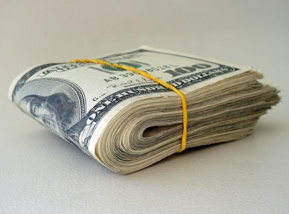 Доллары и аксессуары – бумажник с деньгами, долларовые купюры.