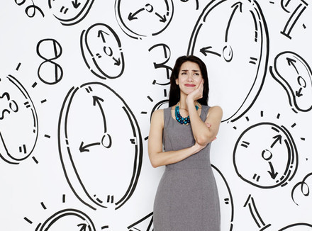 Взрослая женщина с текстом на фоне - изображение для SEO-оптимизации.