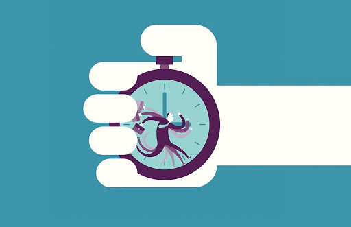 Будильник на деревянном столе - изображение с часами и будильником.