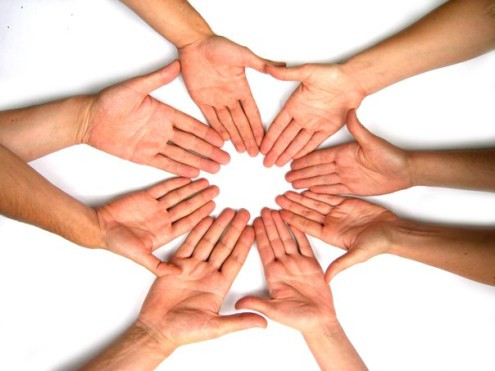 Массаж рук малыша: нежное прикосновение пальцев на теле ребенка.