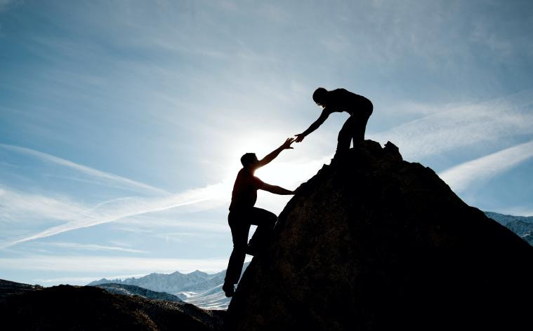 Фотография на свежем воздухе: человек среди камней в природе.