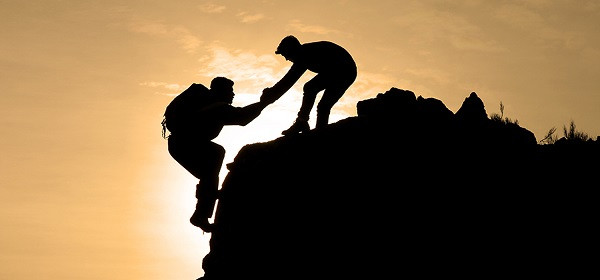 Силуэт взрослого мужчины на улице – фотография.