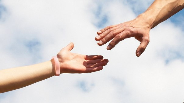 Человек с пальцами на руке, демонстрирующими часть тела – запястье.