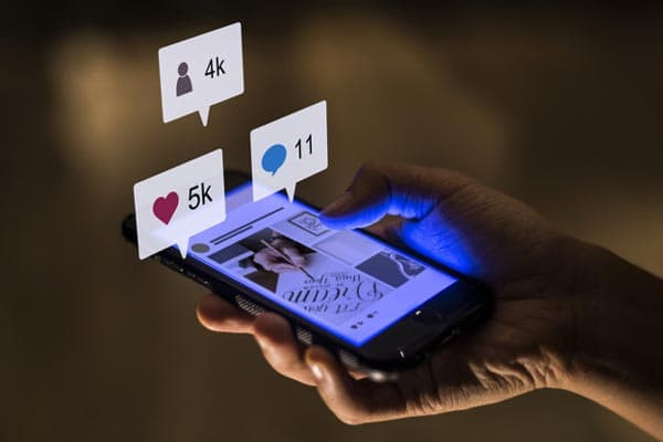 Электроника: мобильный телефон – изображение телефона, связанного с технологиями.