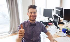 Мужчина-взрослый смотрит на монитор, рука у его лица.