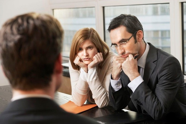 Мужчина и женщина в разговоре, взгляд на лицах, джентльмен в костюме.