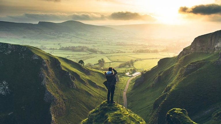 Фотография с пейзажем природы и хайкингом на фоне горного пика и неба.