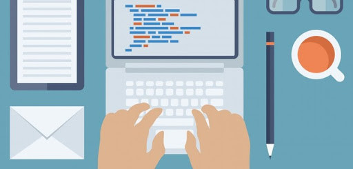 Ноутбук на фоне клавиатуры с изображением клинка, компьютерная тематика.