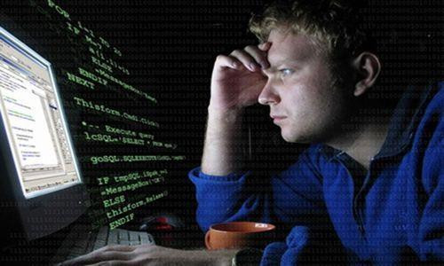 Молодой человек на лэптопе с монитором, компьютерные компоненты, оборудование (Computer Hardware, Monitor).