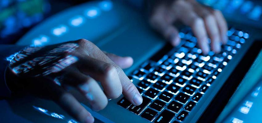 Компьютерная клавиатура с электроникой и планшетами на столе, среди медикаментов.