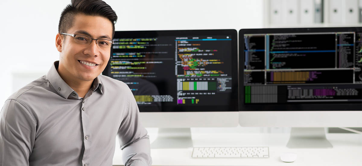 Рубашка для взрослого мужчины с CAD-диаграммой на мониторе и клавиатуре.