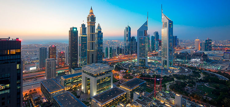 Городской пейзаж с высокими зданиями, сценой природы и панорамным видом.