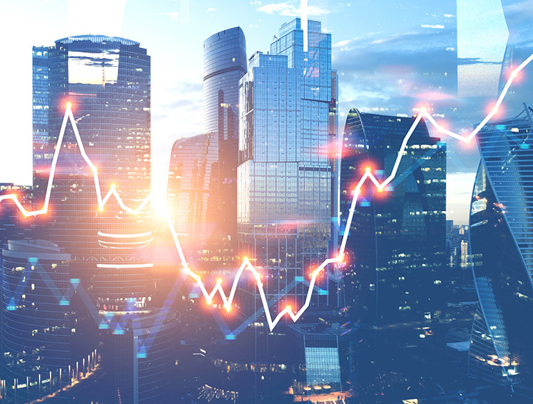 Городской пейзаж с небоскребами, офисными зданиями и яркими огнями в центре.