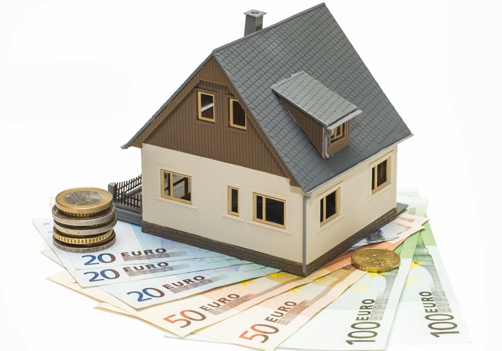 Дом с архитектурным оформлением, денежные инвестиции в жилую недвижимость.