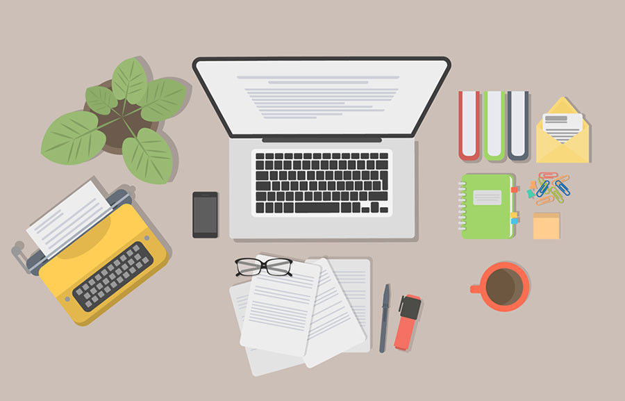 Ноутбук на столе в офисе с электроникой и компьютерной мебелью.