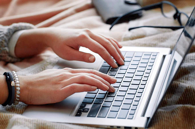 Компьютер, ноутбук, клавиатура, аксессуары, браслет, ювелирные изделия – компьютерное элект