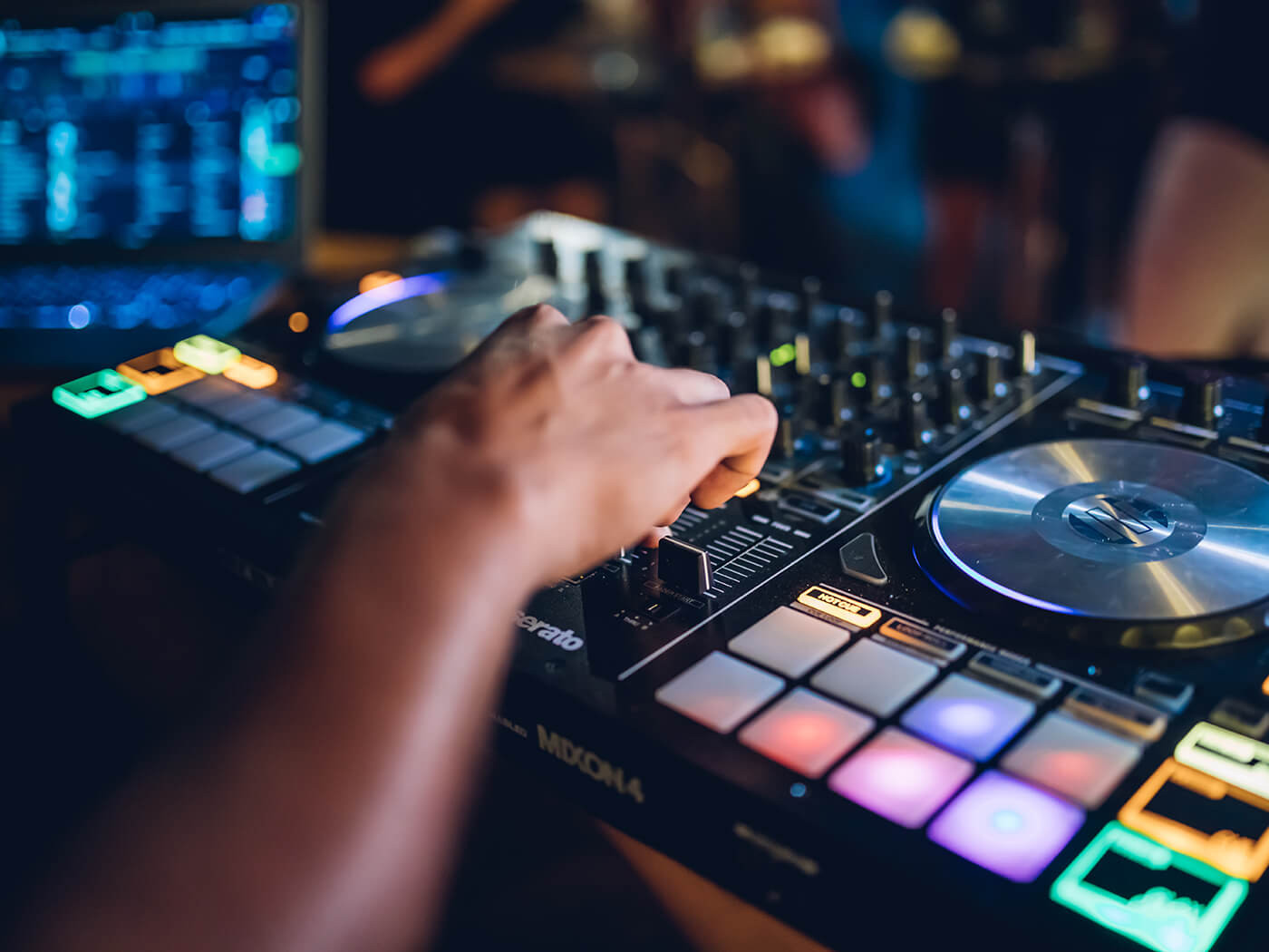 Диск автомобиля с шестью болтами, характерный элемент транспортного средства.