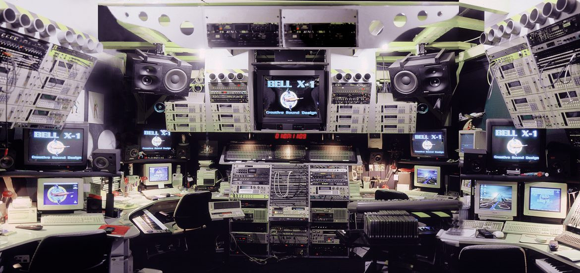 Компьютерное железо: монитор в студии с человеком, электроника, внутри помещения.