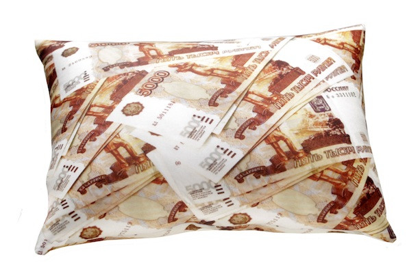 Подушка для домашнего декора с изображением еды и кетчупом.