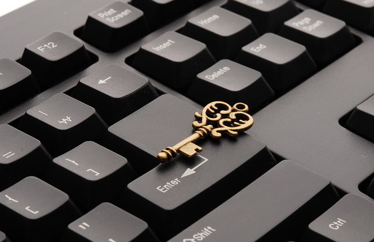 Клавиатура компьютера с различными клавишами, электроника и аппаратное обеспечение.