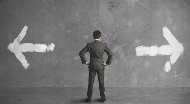 Мужчина в стильном костюме и пиджаке идущий и стоящий в формальной одежде.