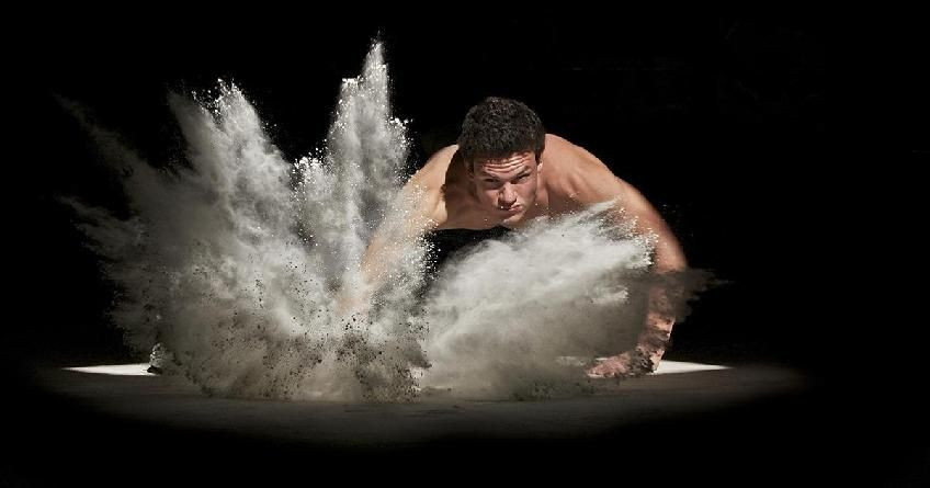 Человек назад в ванной с горячим бассейном у моря. Танцует под водой.