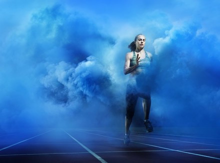 Женщина-взрослая, идущая на природе под открытым небом в плохую погоду.