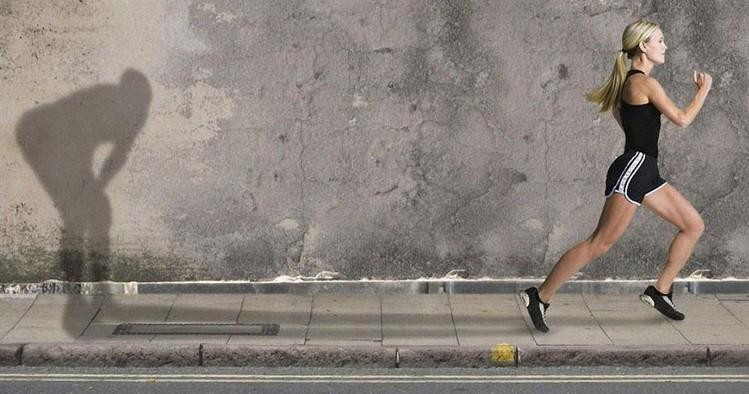 Женщина в спортивных шортах бегает. Взрослая. (Woman running in athletic shorts. Adult.)