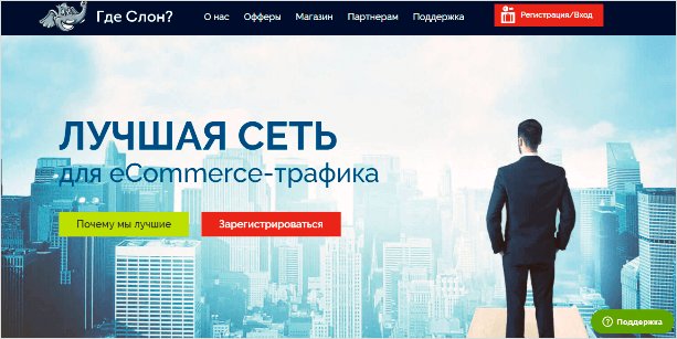 Мужчина в пальто рядом с городским постером: взрослый мужчина на уличной рекламе.