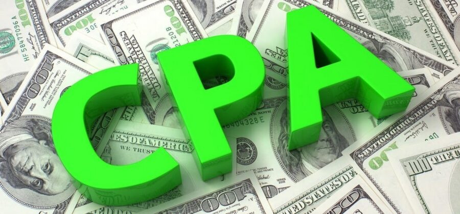 Денежный символ доллара на фоне лица человека с текстом и цифрами.