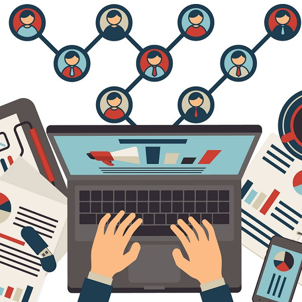 Ноутбук на газоне с газонокосилкой и человеком, электроника и инструменты для сада.