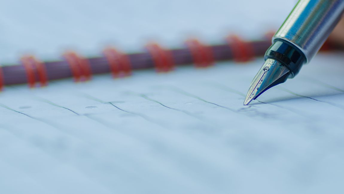 Ручка и трубка с дымом - предметы для курения на черном фоне.