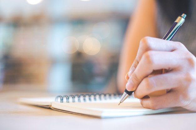 Человек пишет ручкой - оптимизированный текст на русском языке для изображения.