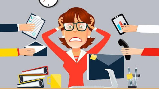 Человек читает на компьютере в электронике.