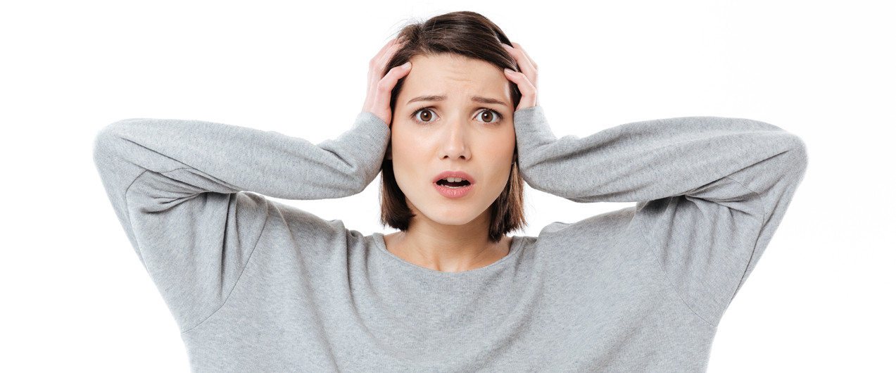 Человек с удивленным выражением лица на портретной фотографии.