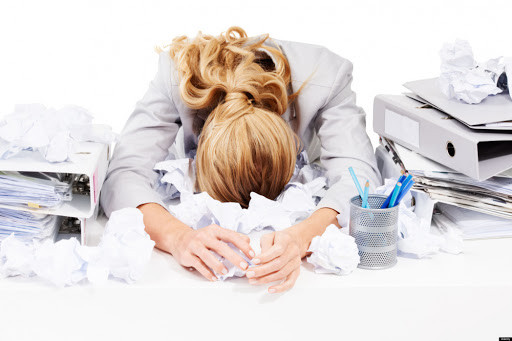 Взрослая женщина, женский персонаж стоит в одежде, фото для веб-сайта.