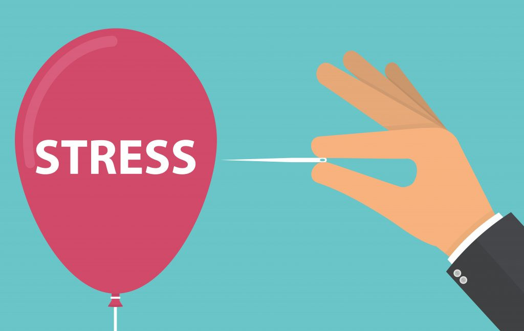 Человек держит воздушный шар в руке возле самолета на фоне неба.