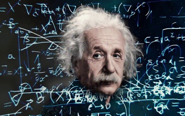 Черная доска с текстом, взрослый мужчина, лицо человека.