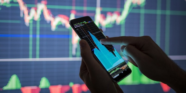 Электроника: человек держит мобильный телефон в руках.