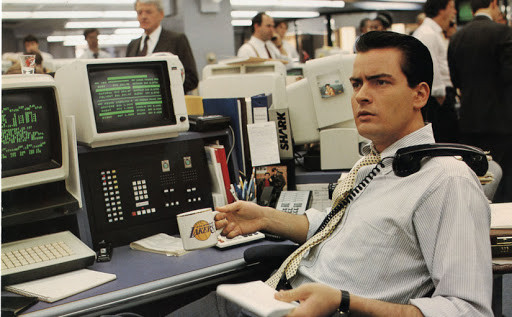 Мужчина на рабочем столе с компьютером, взрослый и ребенок с экраном.