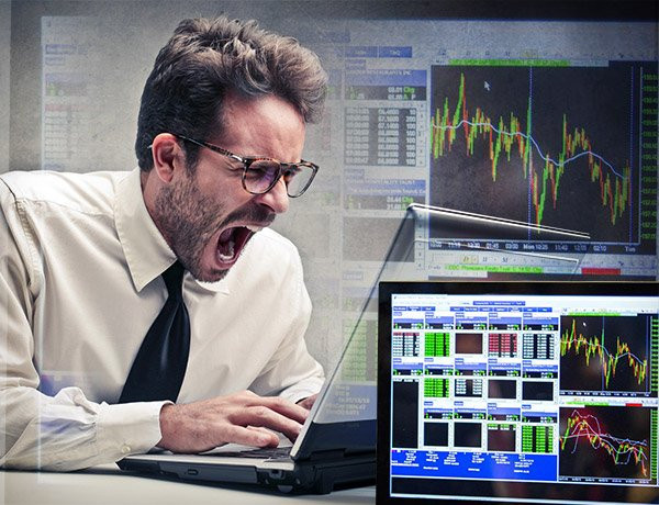 Мужчина смотрит на монитор компьютера, мужское лицо, взрослый.