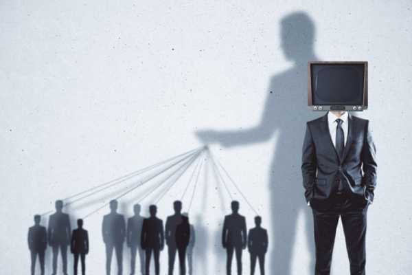 Мужчина в костюме у монитора - компьютерное железо, монитор, телевизор, куртка.