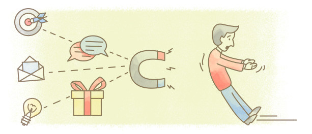 Человек в черной куртке, стоящий на улице в городской среде.