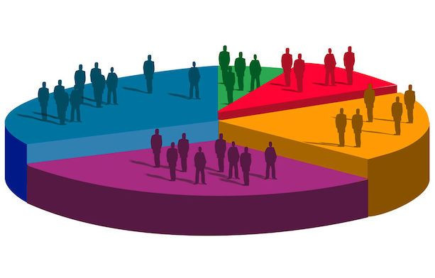 Современное искусство: человек на фоне графики, гуляющий на открытом воздухе.