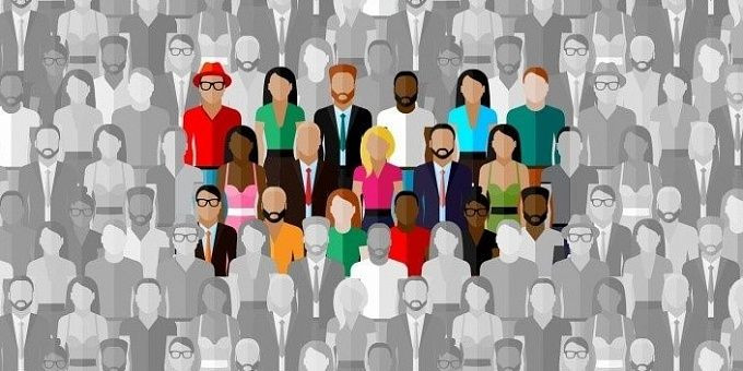 Современное искусство: коллаж людей, шахматы. Толпа сосредоточена на игре.