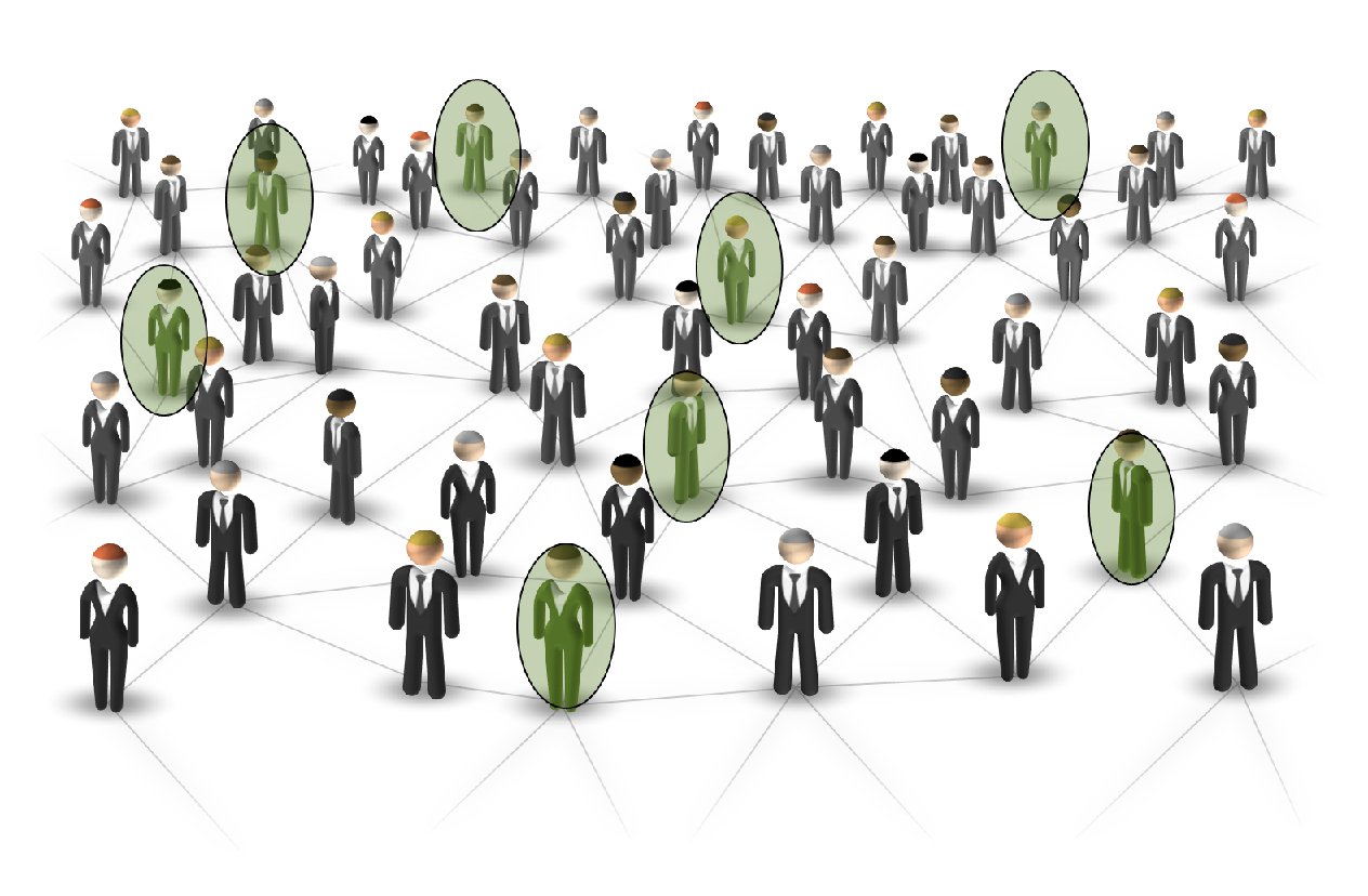 Люди в городе, одетые в пальто и костюмы, идут по улице, играют в шахматы.