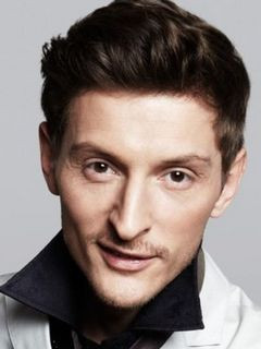 Фотография портрета счастливого мужчины с улыбкой, лицо в анфас счастливое.