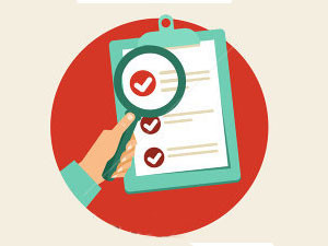 Текст. Офисный стол с белой клавиатурой, ручками и блокнотом на фоне.