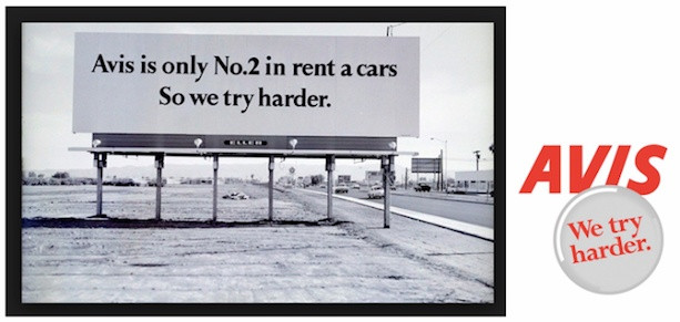 Реклама автомобиля на остановке. Транспортное средство у билборда на улице.