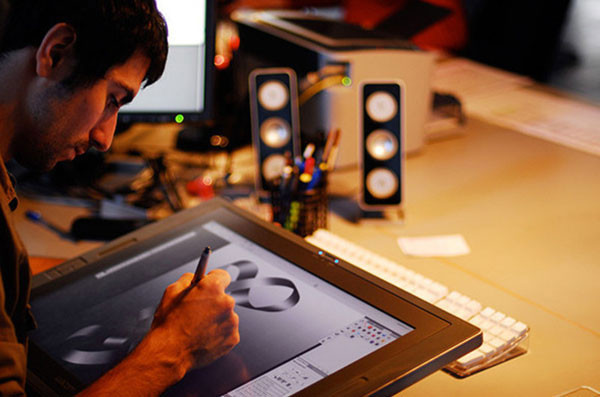 Фотография компьютера на столе с ручкой и монитором, компьютерные компоненты.